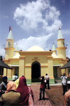 masjid-sultan-riau-penyengat-bulan-bintang-media.jpg